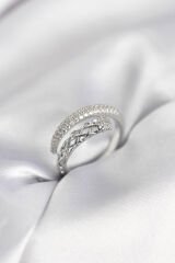 Gümüş Renk Zirkon Taşlı Sarmal Kadın Yüzük