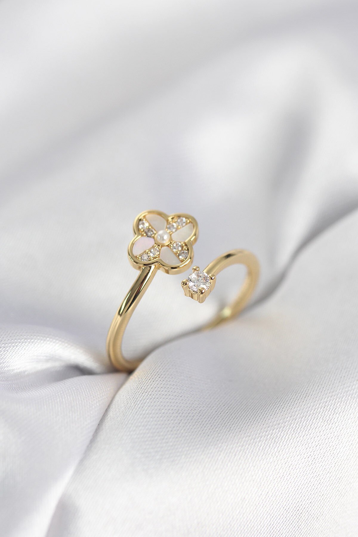 Gold Renk Zirkon Taşlı Yonca Model Kadın Yüzük