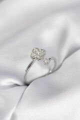 Gümüş Renk Zirkon Taşlı Yonca Model Kadın Yüzük