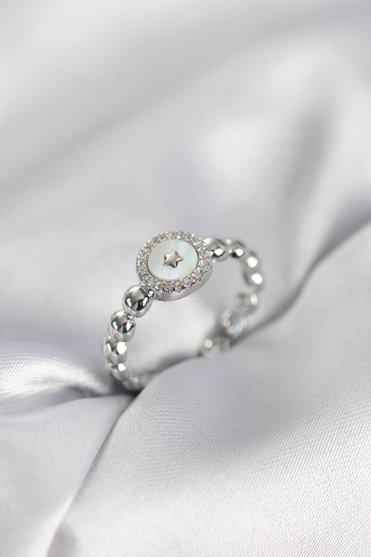 Gümüş Renk Sedefli Yıldız Model Zirkon Taşlı Kadın Yüzük