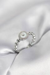 Gümüş Renk Sedefli Yıldız Model Zirkon Taşlı Kadın Yüzük