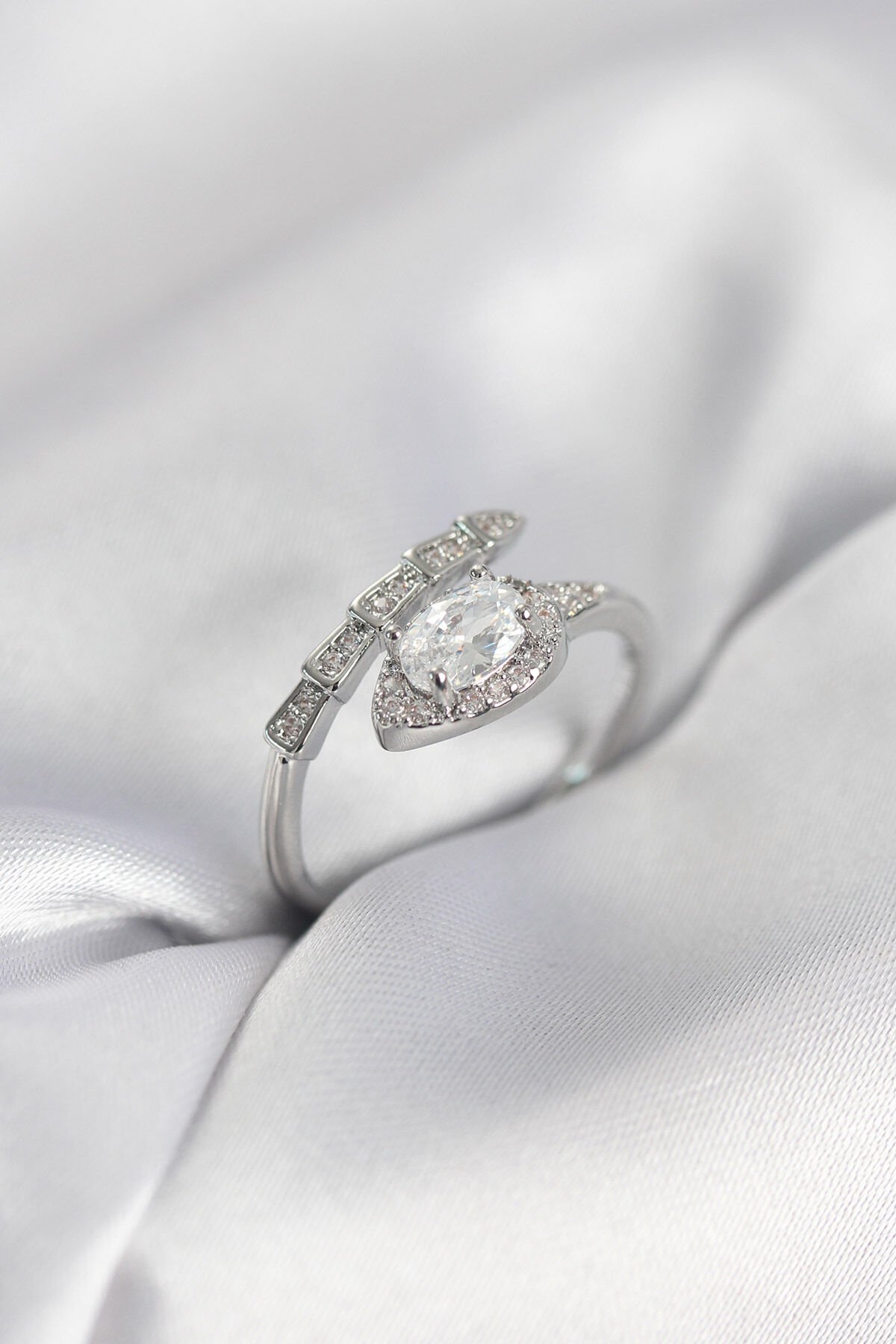 Yılan Model Gümüş Renk Zirkon Taşlı Kadın Yüzük