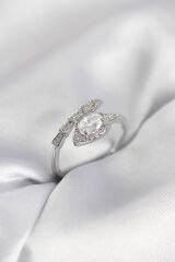 Yılan Model Gümüş Renk Zirkon Taşlı Kadın Yüzük