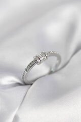 Zirkon Taşlı Gümüş Renk Pirinç Kadın Yüzük