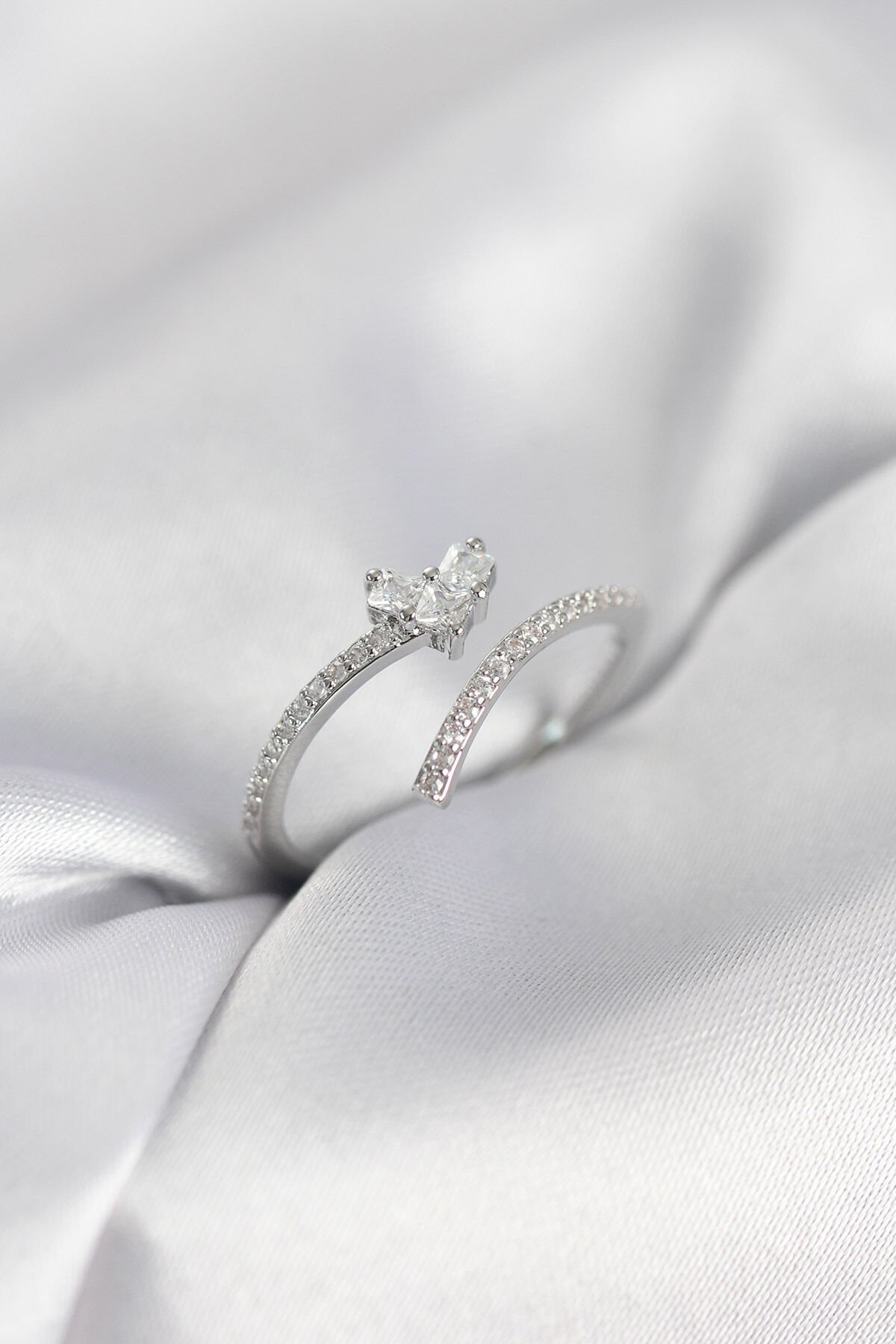 Gümüş Renk Zirkon Taşlı Kuyruklu Kalp Model Kadın Yüzük