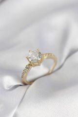 Zirkon Taşlı Tek Taş Model Gold Renk Kadın Yüzük