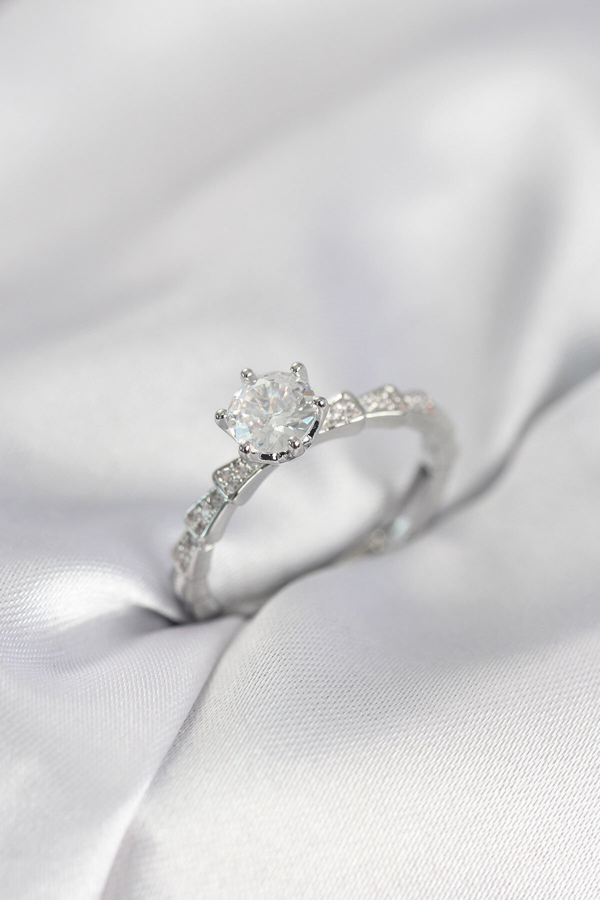 Gümüş Renk Zirkon Taşlı Tek Taş Model Kadın Yüzük