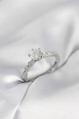 Gümüş Renk Zirkon Taşlı Tek Taş Model Kadın Yüzük