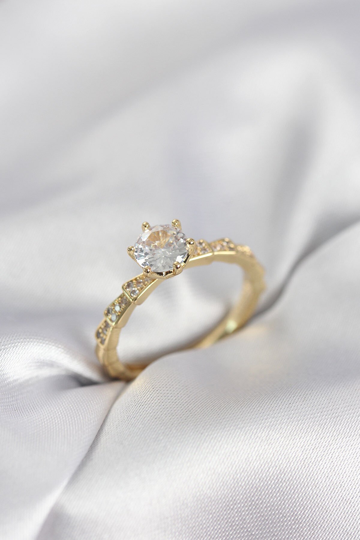 Gold Renk Zirkon Taşlı Tek Taş Model Kadın Yüzük