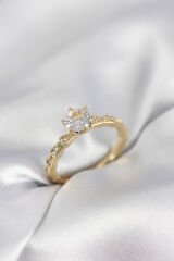 Gold Renk Zirkon Taşlı Tek Taş Model Kadın Yüzük
