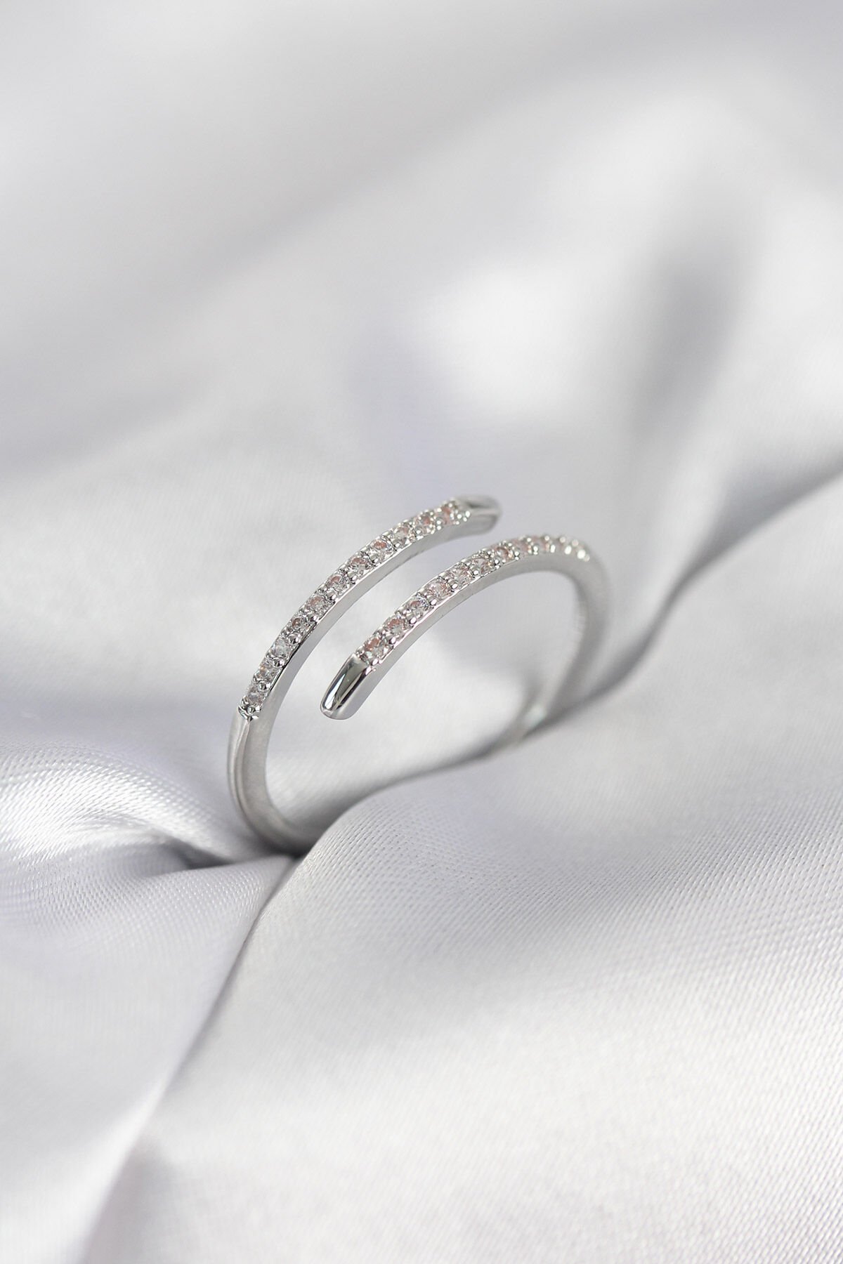 Gümüş Renk Yılan Kuyruk Model Zirkon Taşlı Kadın Yüzük