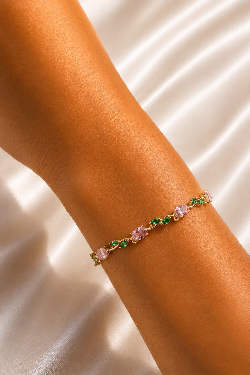 Pirinç Gold Renk Pembe Zirkon Taşlı Çiçek Model Kadın Bileklik