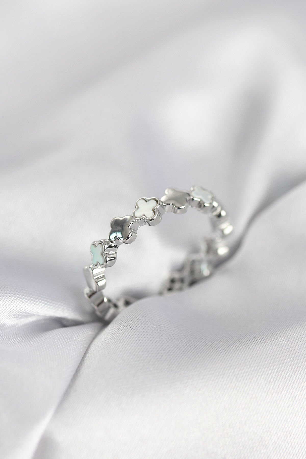 Gümüş Renk Sedefli Yonca Model Kadın Yüzük