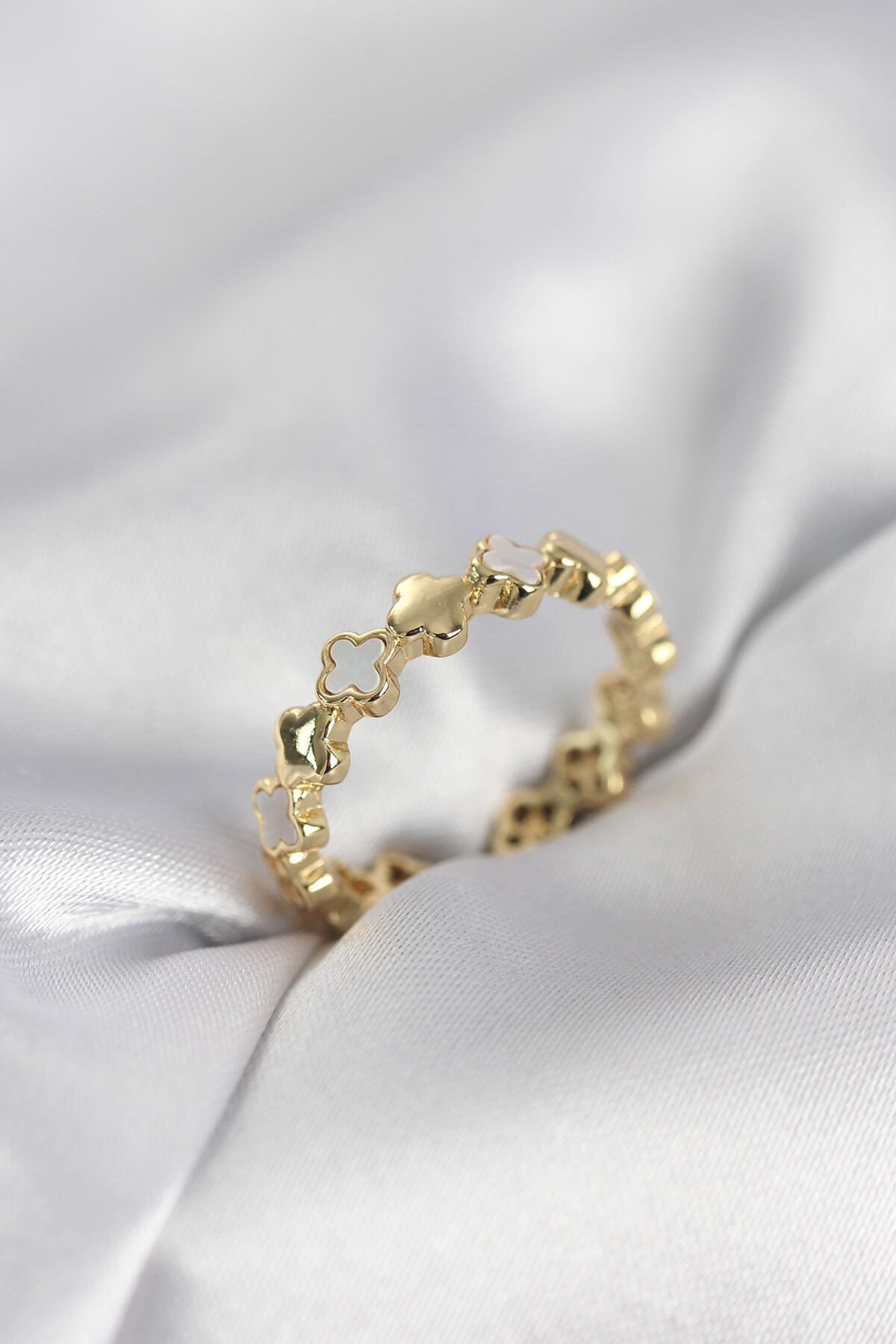 Gold Renk Sedefli Yonca Model Kadın Yüzük