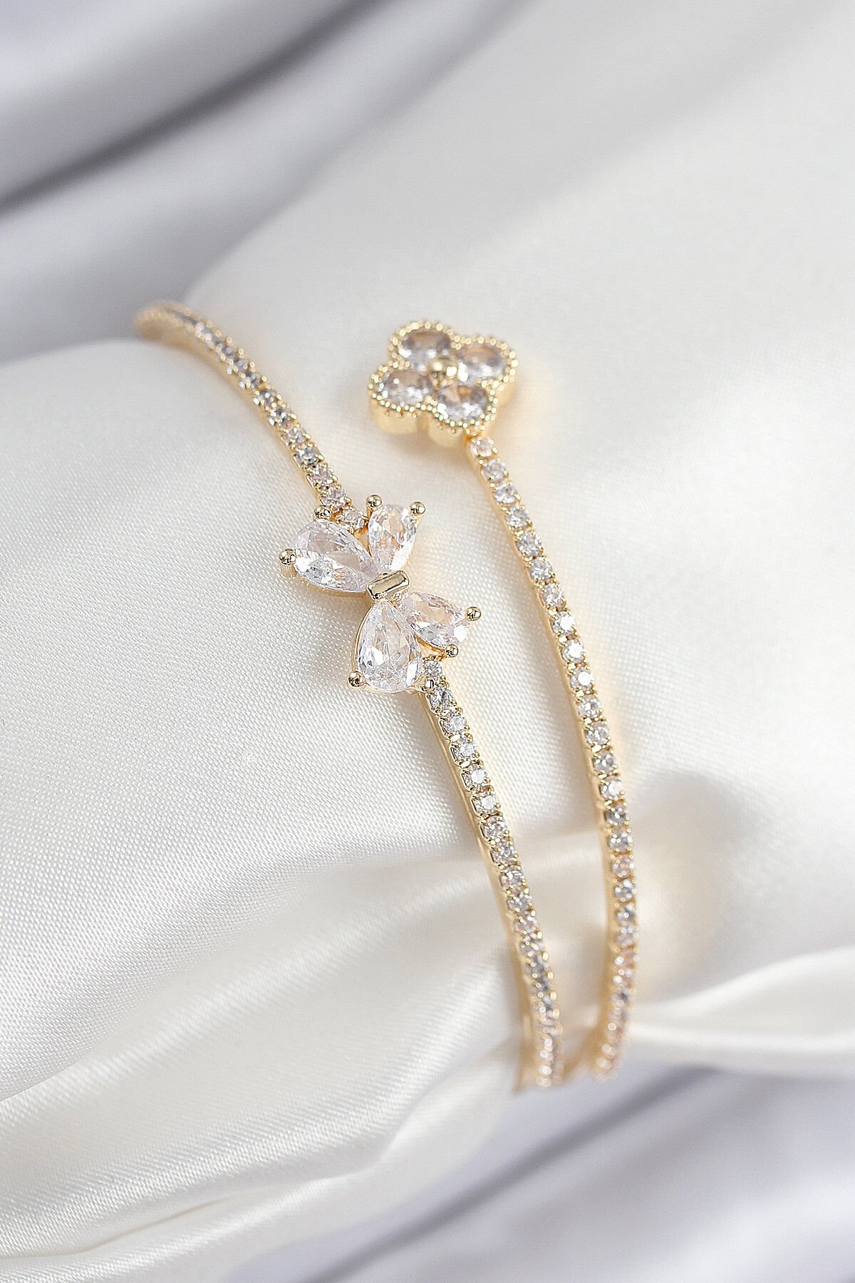 Pirinç Zirkon Taşlı Fiyonk Ve Yonca Model Gold Renk Kadın Bileklik