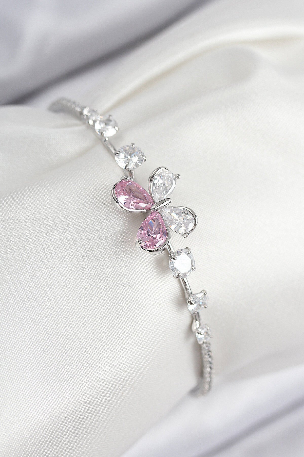 Pirinç Zirkon Taşlı Kelebek Model Gümüş Renk Kadın Bileklik