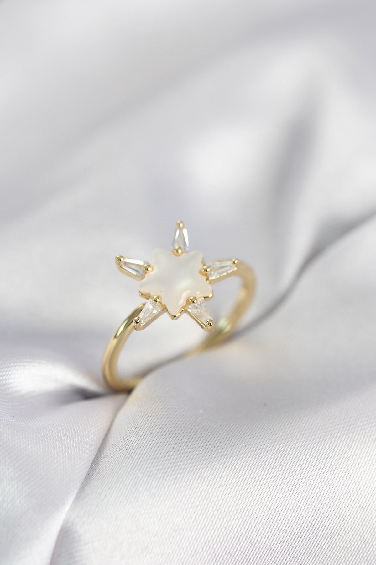 Gold Renk Yıldız Model Sedefli Zirkon Taşlı Kadın Yüzük