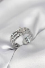 Gümüş Renk Zirkon Taşlı Yonca Model Kadın Yüzük