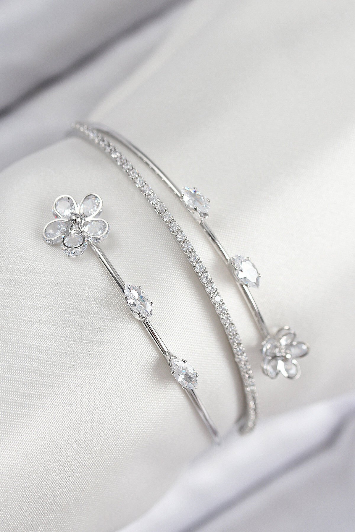 Pirinç Zirkon Taşlı Çiçek Model Gümüş Renk Kadın Bileklik