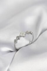 Gümüş Renk Minimal Yonca ve Zirkon Taşlı Kadın Yüzük