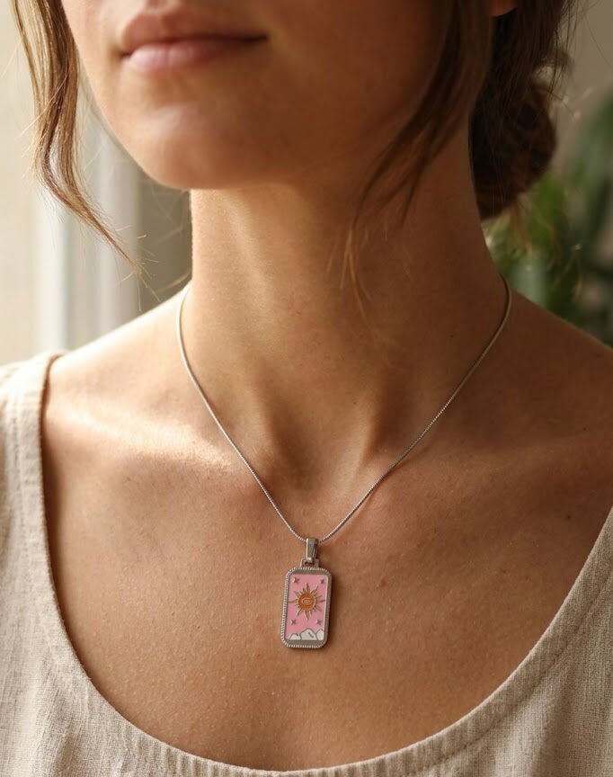 316L Çelik Gümüş Renk Pembe Mineli Güneş Model Tarot Kolye