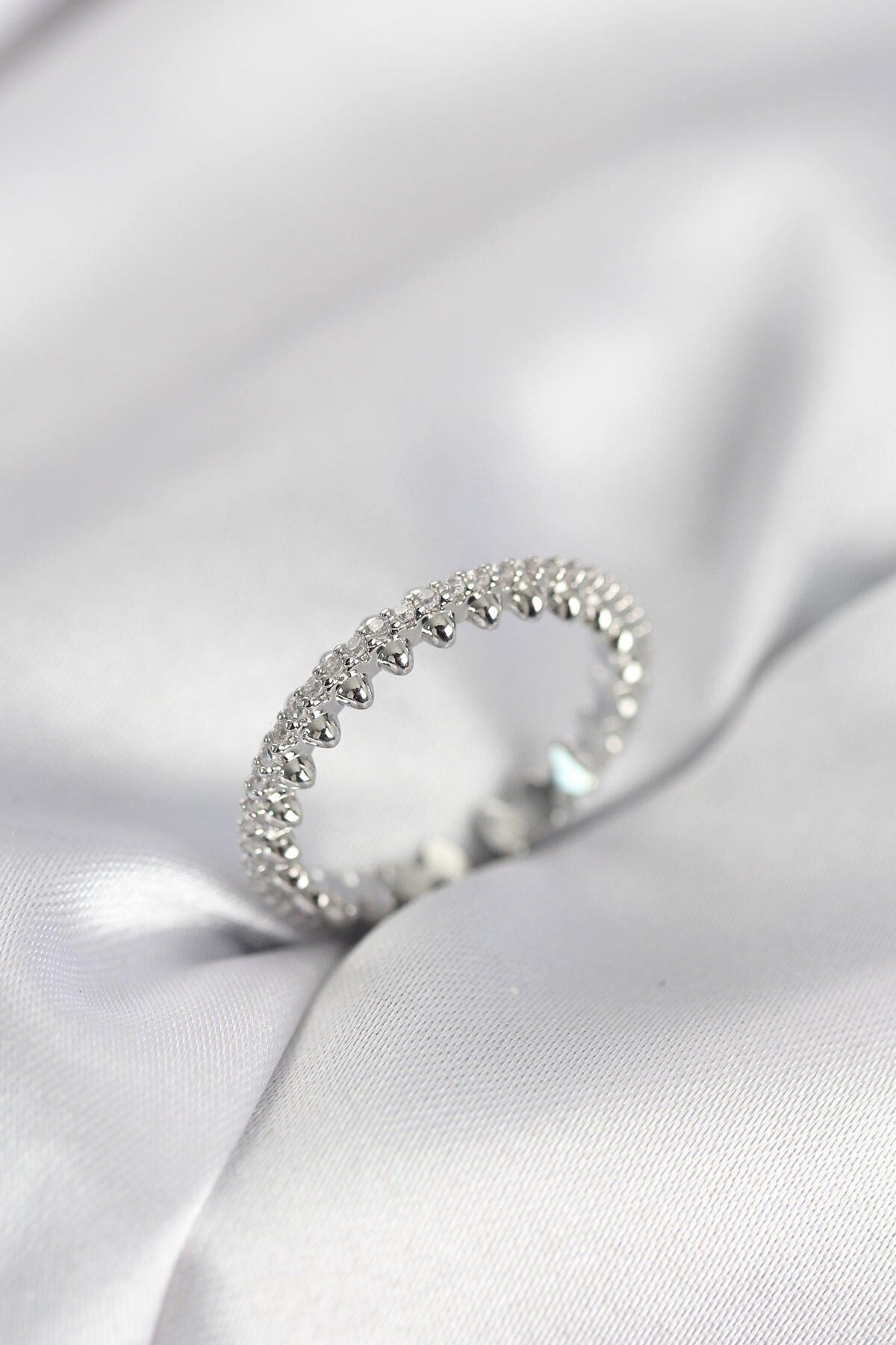 Gümüş Renk Sıralı Zirkon Taşlı Model Kadın Yüzük