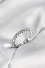 Gümüş Renk Sıralı Zirkon Taşlı Model Kadın Yüzük