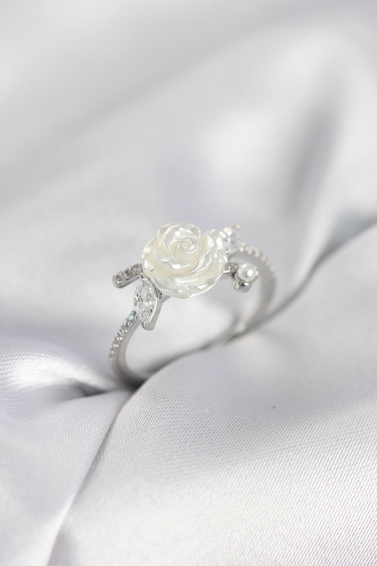 Gümüş Renk Gül Model Zirkon Taşlı Kadın Yüzük