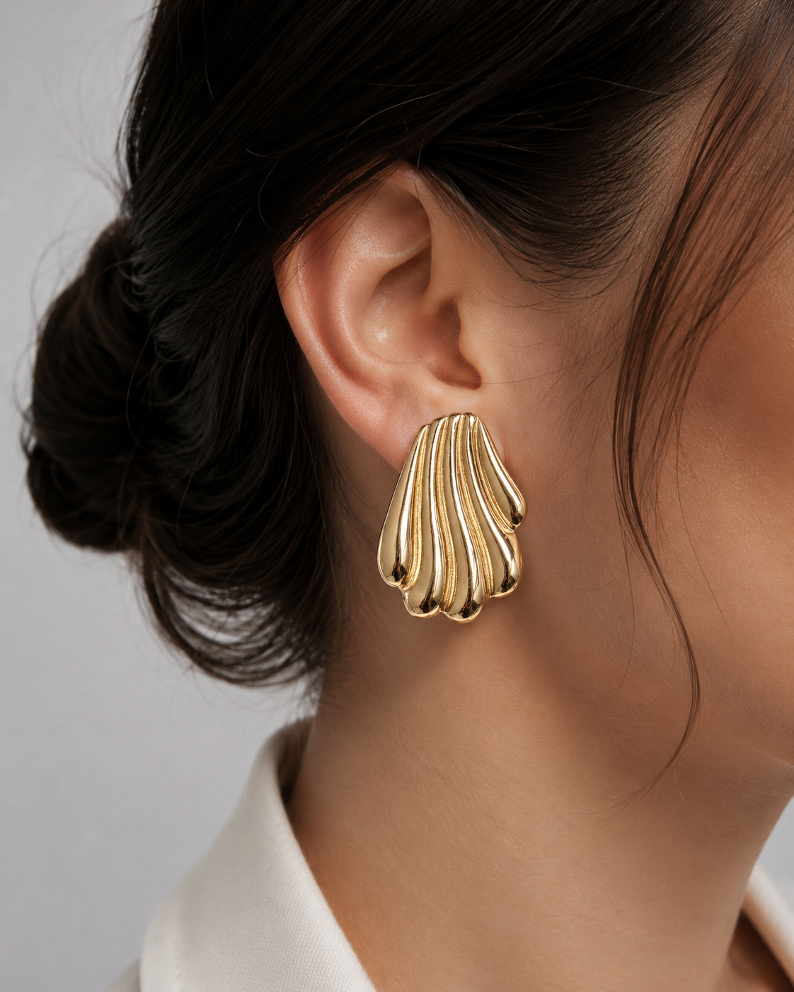 Pirinç Gold Renk İşlemeli İstirdye Model Kadın Küpe