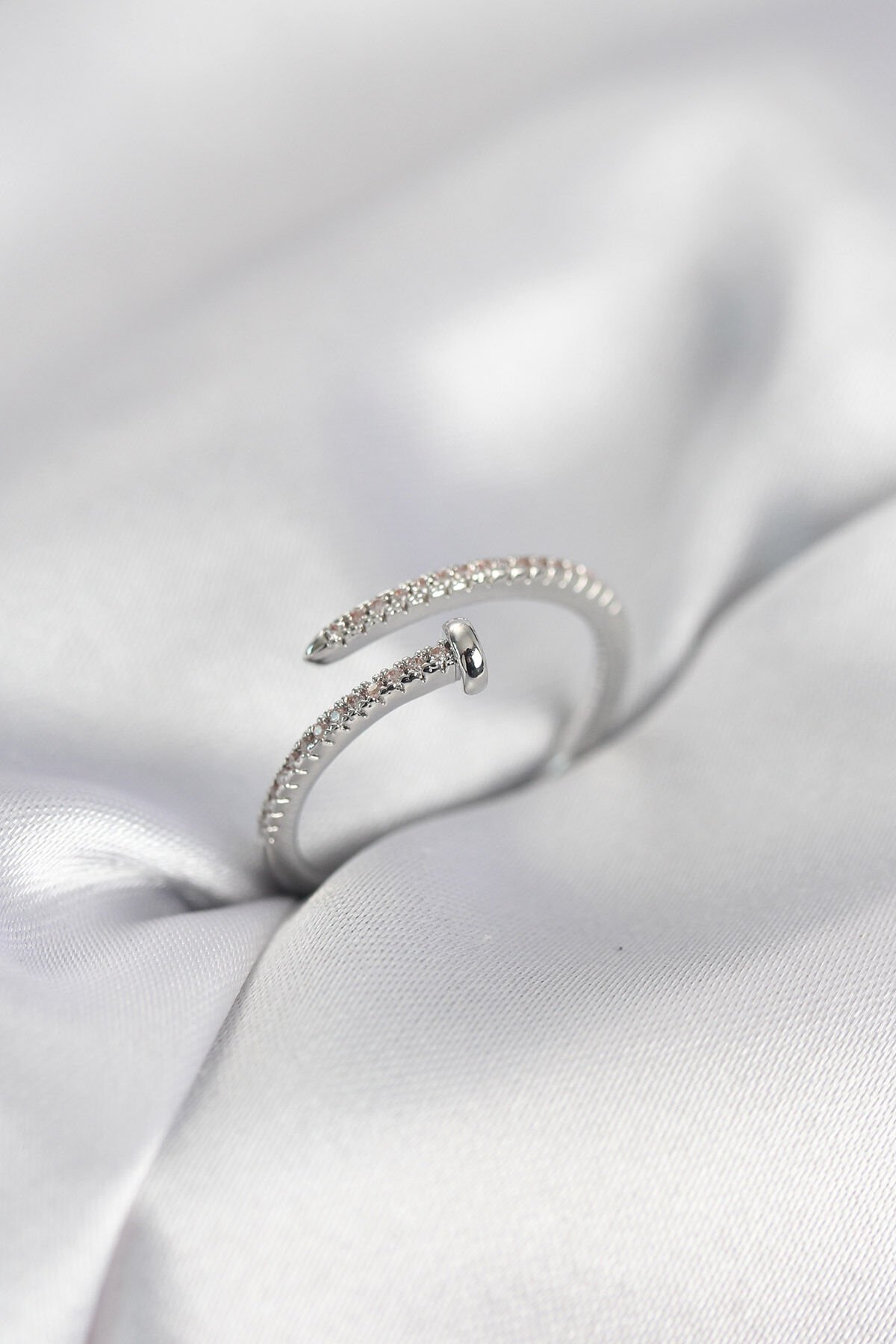 Çivi Model Zirkon Taşlı Gümüş Renk Kadın Yüzük