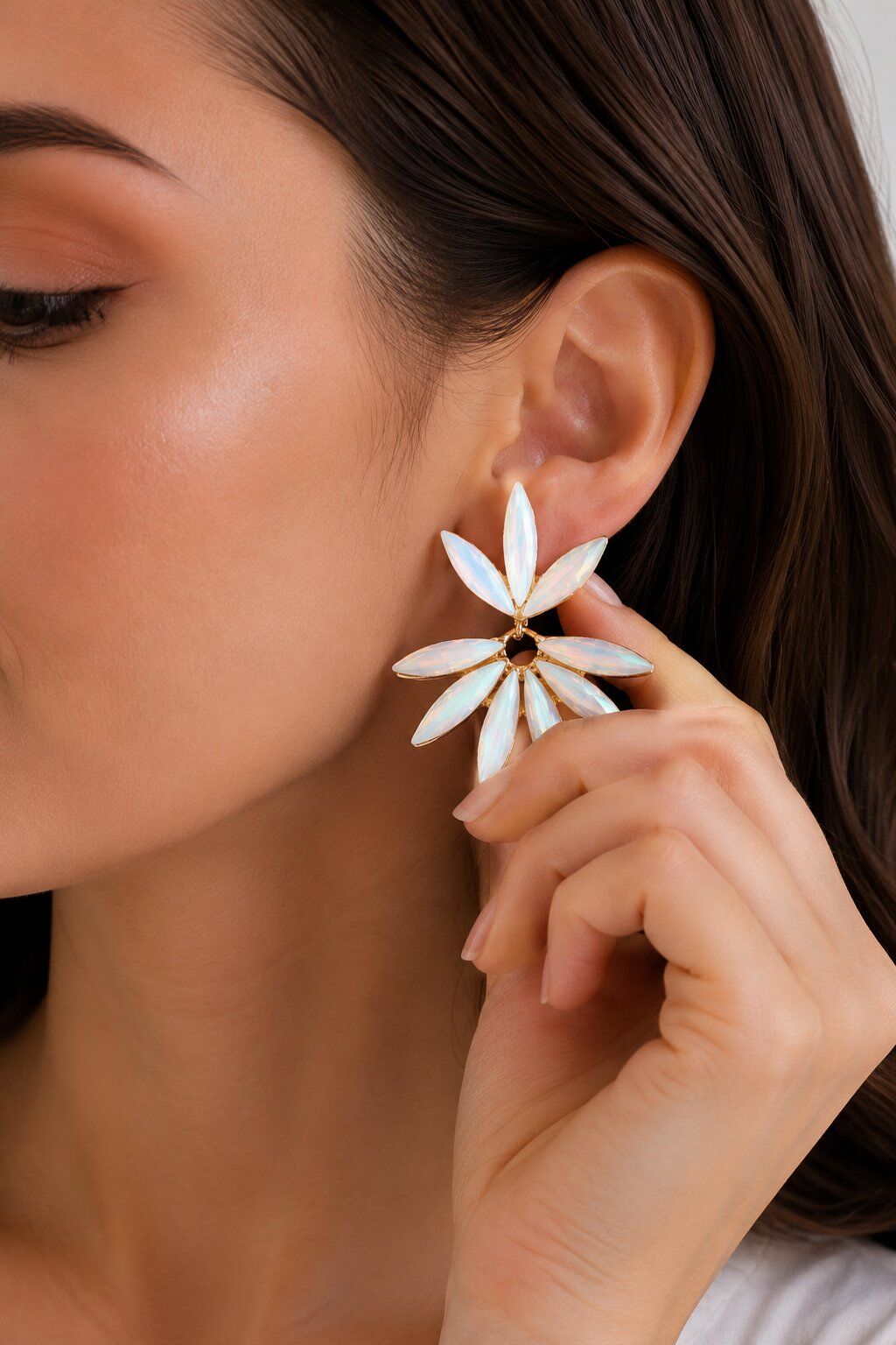 Beyaz Renk Kristal Taşlı Lotus Model Kadın Küpe