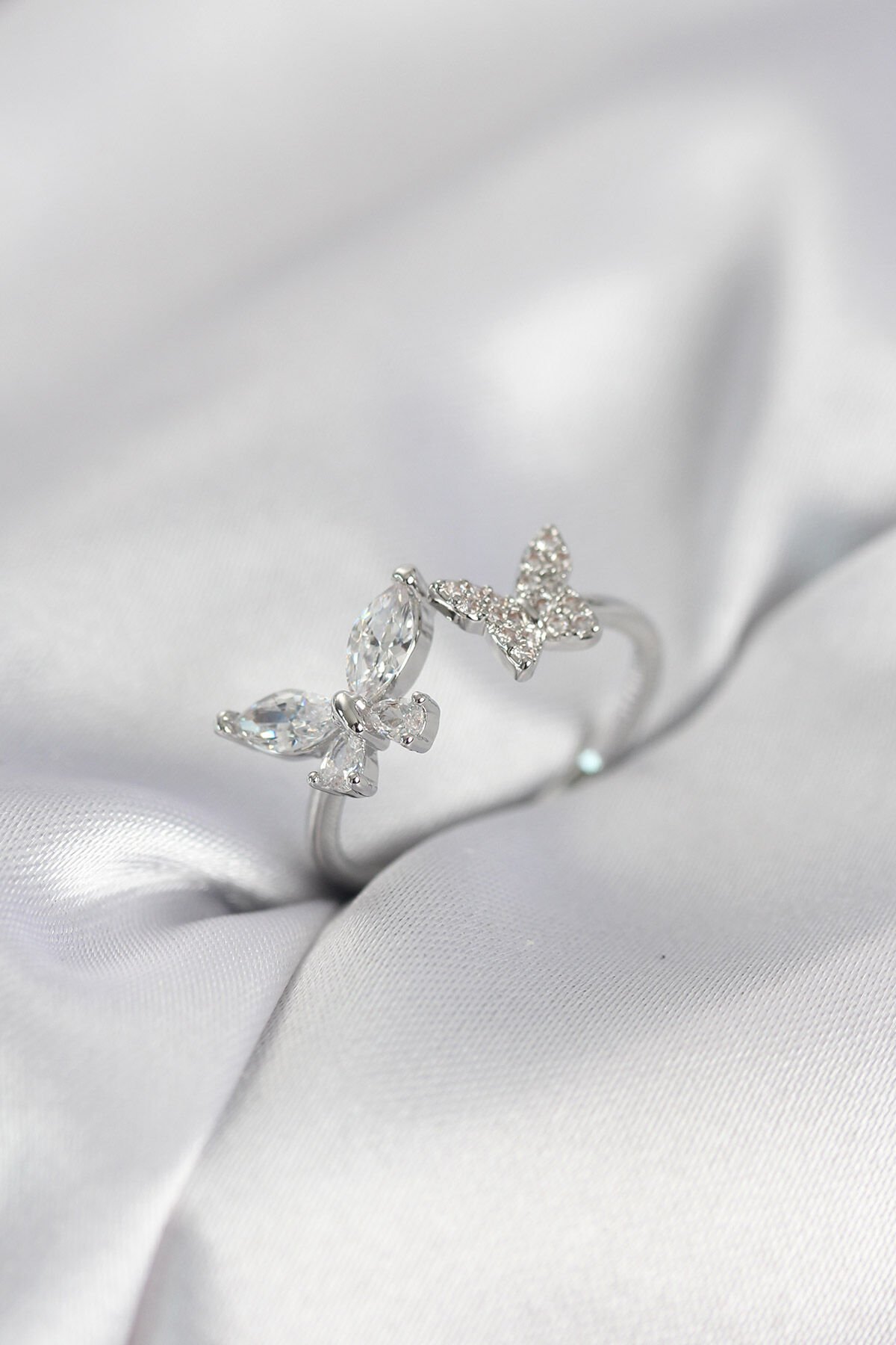 Kelebek Model Zirkon Taşlı Gümüş Renk Kadın Yüzük