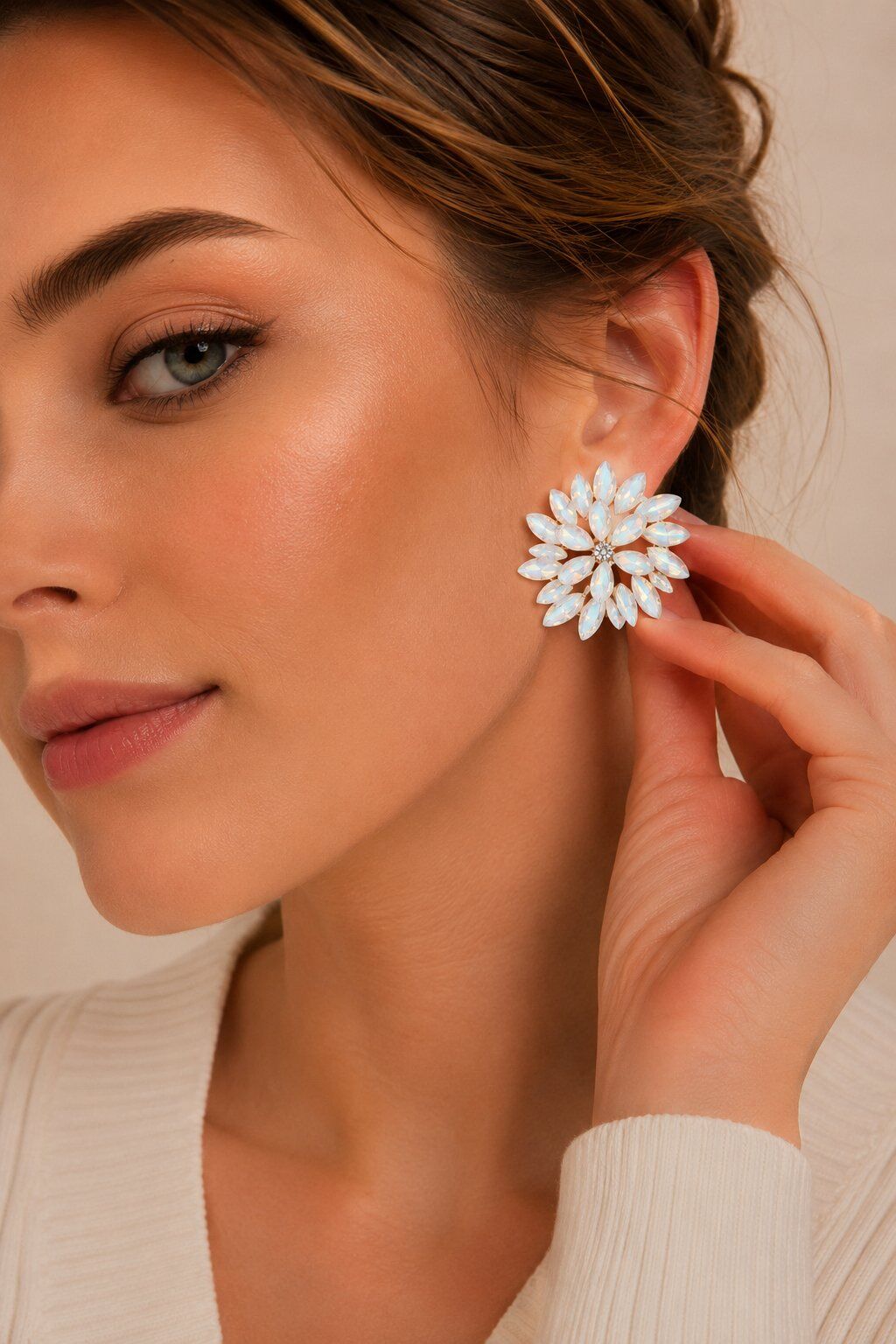 Beyaz Renk Kristal Taşlı Çiçek Model Kadın Küpe