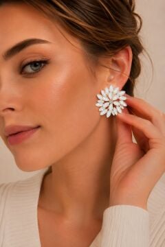 Beyaz Renk Kristal Taşlı Çiçek Model Kadın Küpe