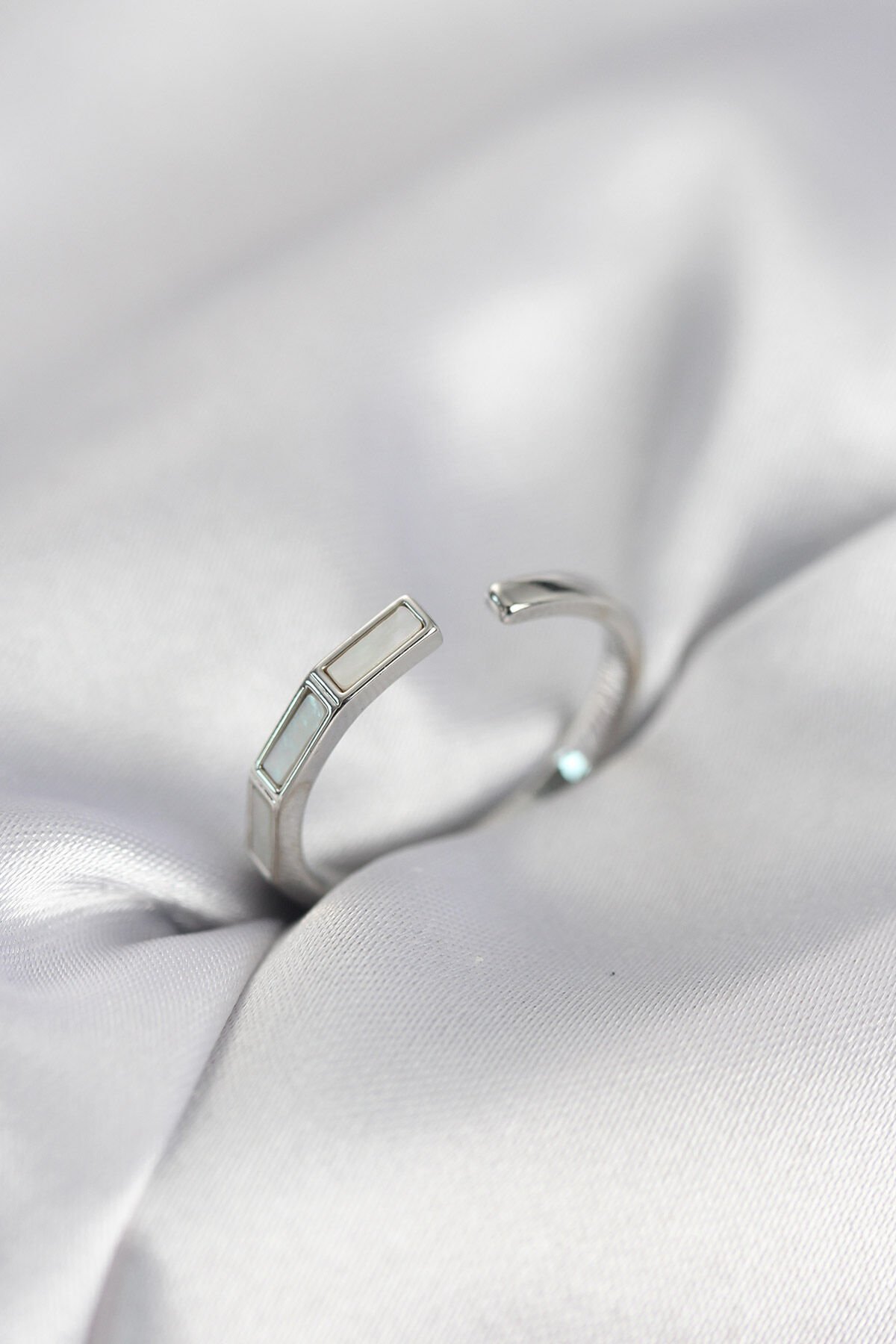 Gümüş Renk Sedefli Çubuk Model Kadın Yüzük