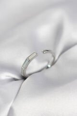 Gümüş Renk Sedefli Çubuk Model Kadın Yüzük