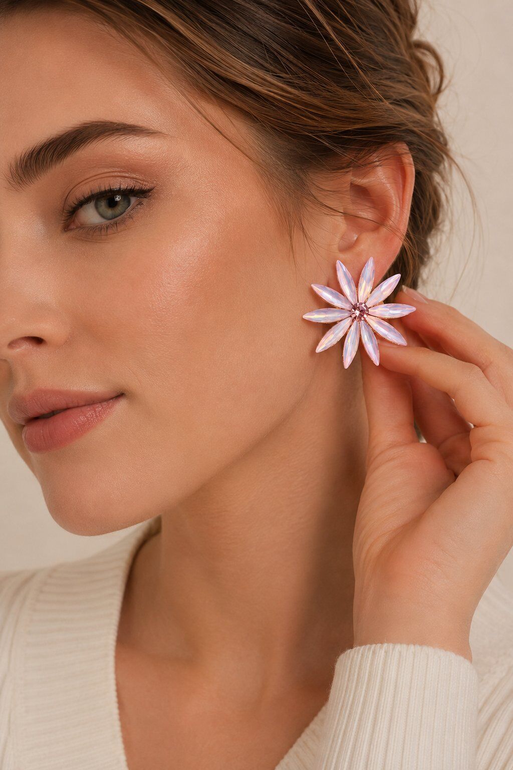 Beyaz Renk Kristal Taşlı Lotus Çiçek Model Kadın Küpe