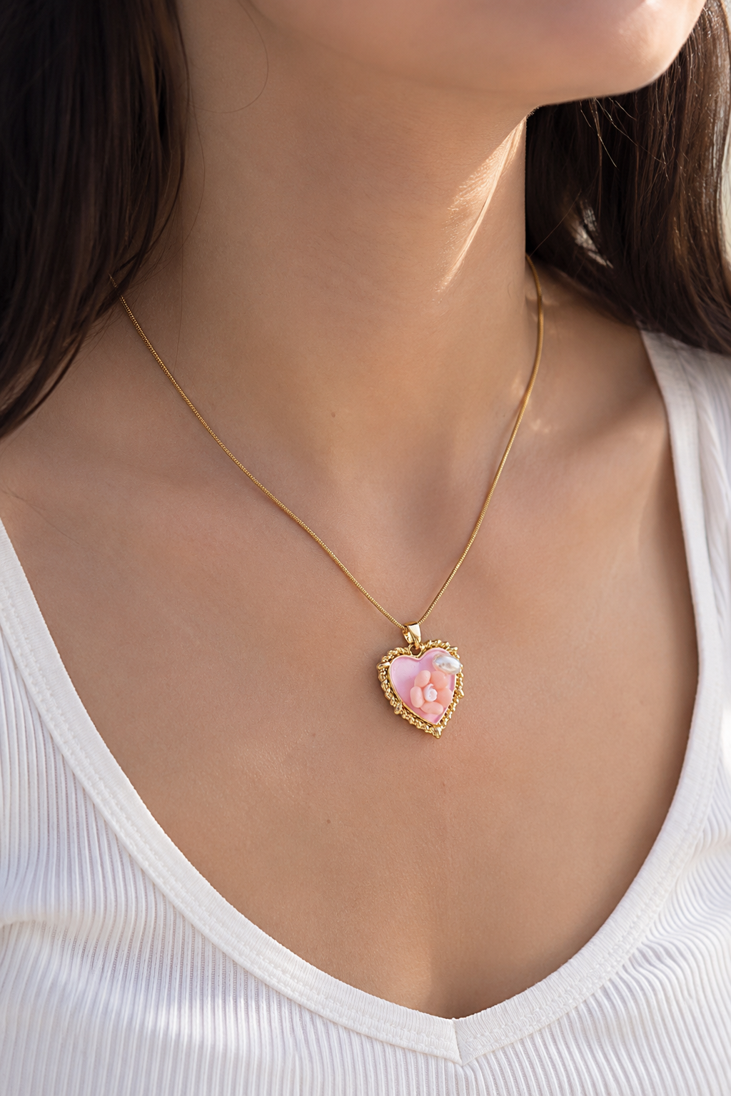 316L Çelik Zincir Pembe Sanatsal Portre İnci Detaylı Papatya Figürlü Kalp Model Gold Renk Kadın Kolye