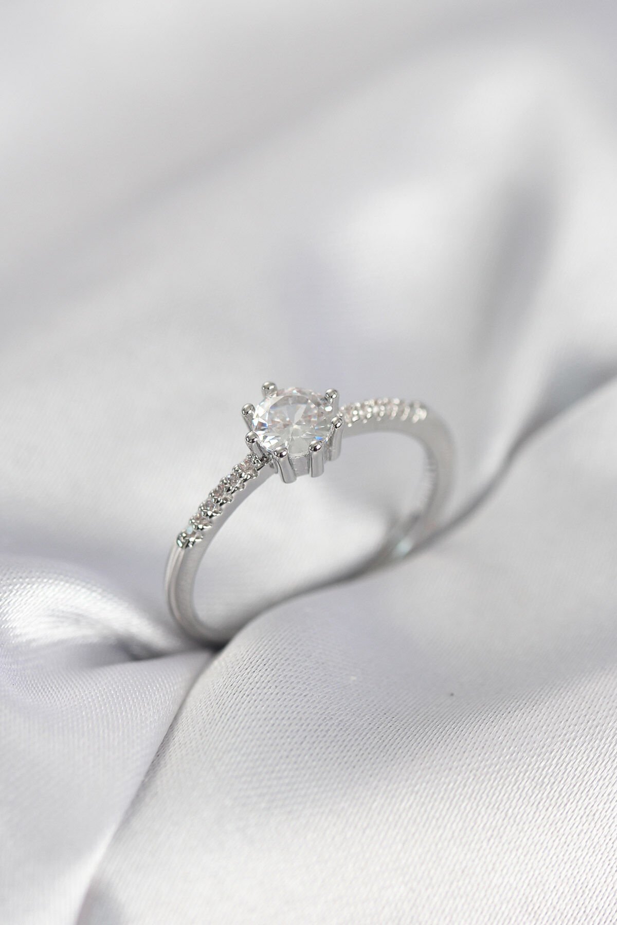 Tek Taş Model Gümüş Renk Zirkon Taşlı Kadın Yüzük