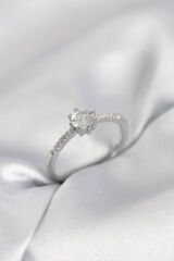 Tek Taş Model Gümüş Renk Zirkon Taşlı Kadın Yüzük