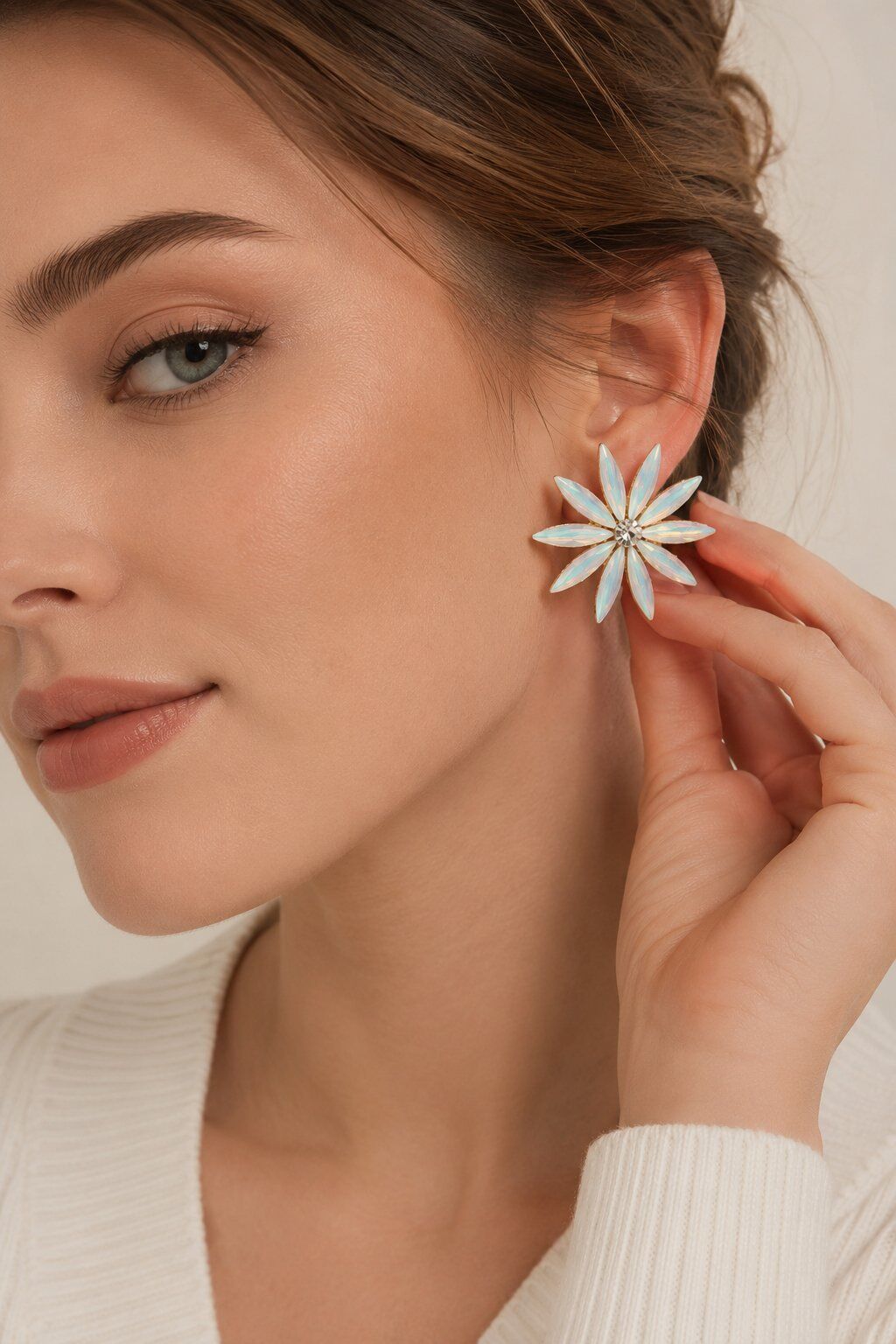 Beyaz Renk Kristal Taşlı Lotus Model Kadın Küpe