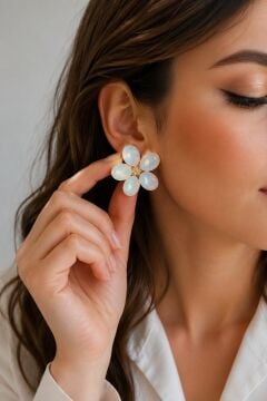 Beyaz Renk Kristal Taşlı Çiçek Model Kadın Küpe