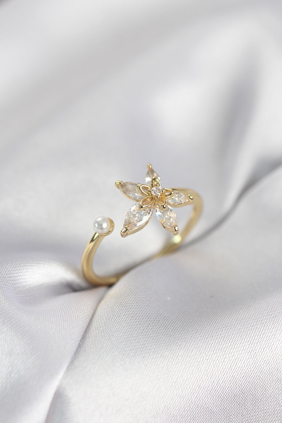 Lotus Model Zirkon Taşlı Gold Renk Kadın Yüzük