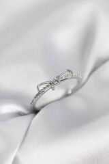 Fiyonk Model Zirkon Taşlı Gümüş Renk Kadın Yüzük