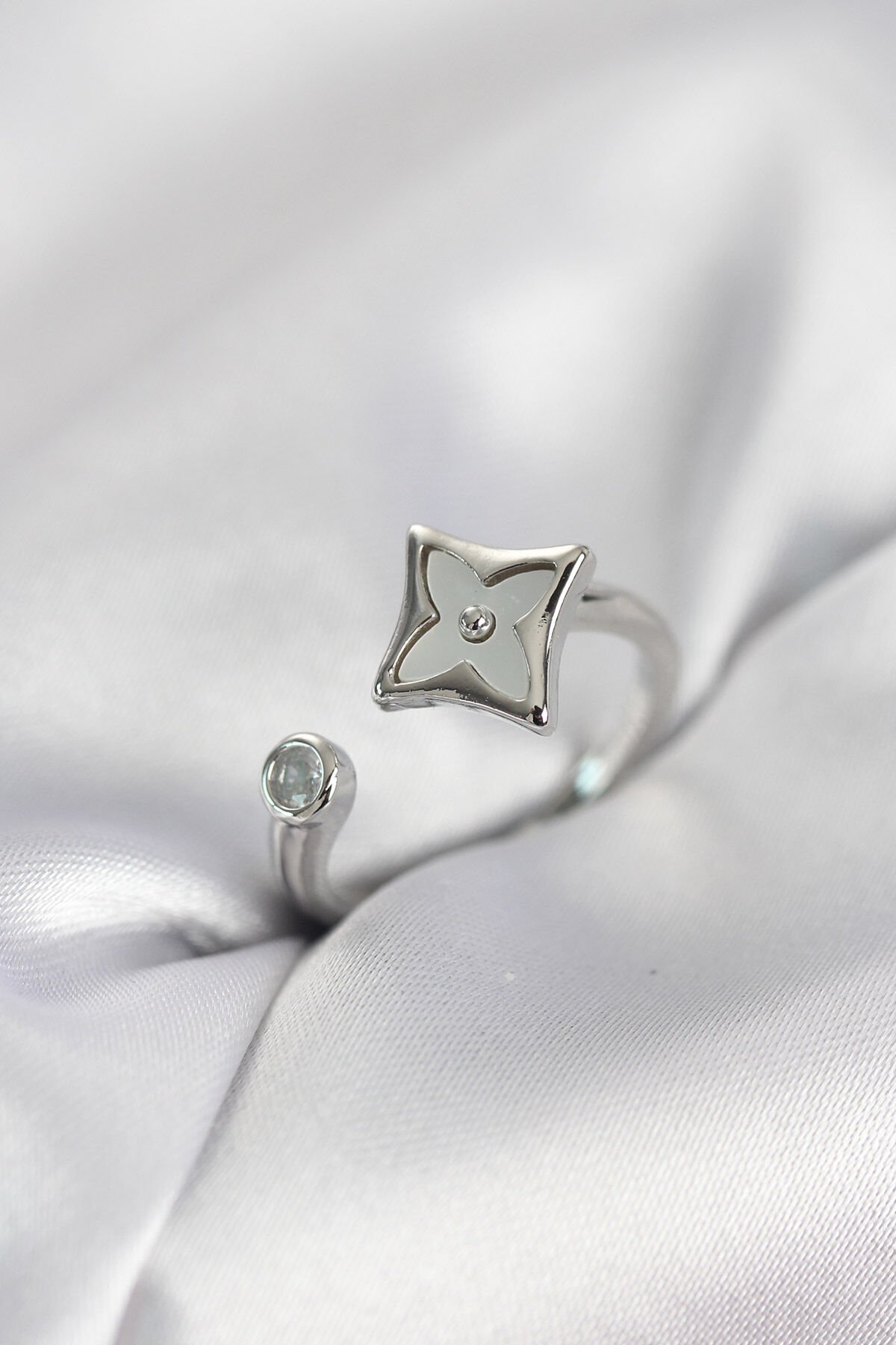 Gümüş Renk Köşeli Yonca Model Zirkon Taşlı Kadın Yüzük