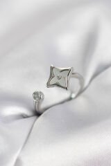 Gümüş Renk Köşeli Yonca Model Zirkon Taşlı Kadın Yüzük