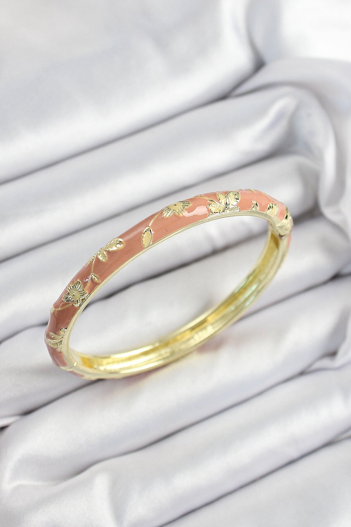 Mineli Pirinç Pembe Çiçek Motifli Gold Renk Kadın Kelepçe