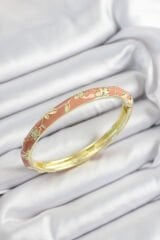 Mineli Pirinç Pembe Çiçek Motifli Gold Renk Kadın Kelepçe