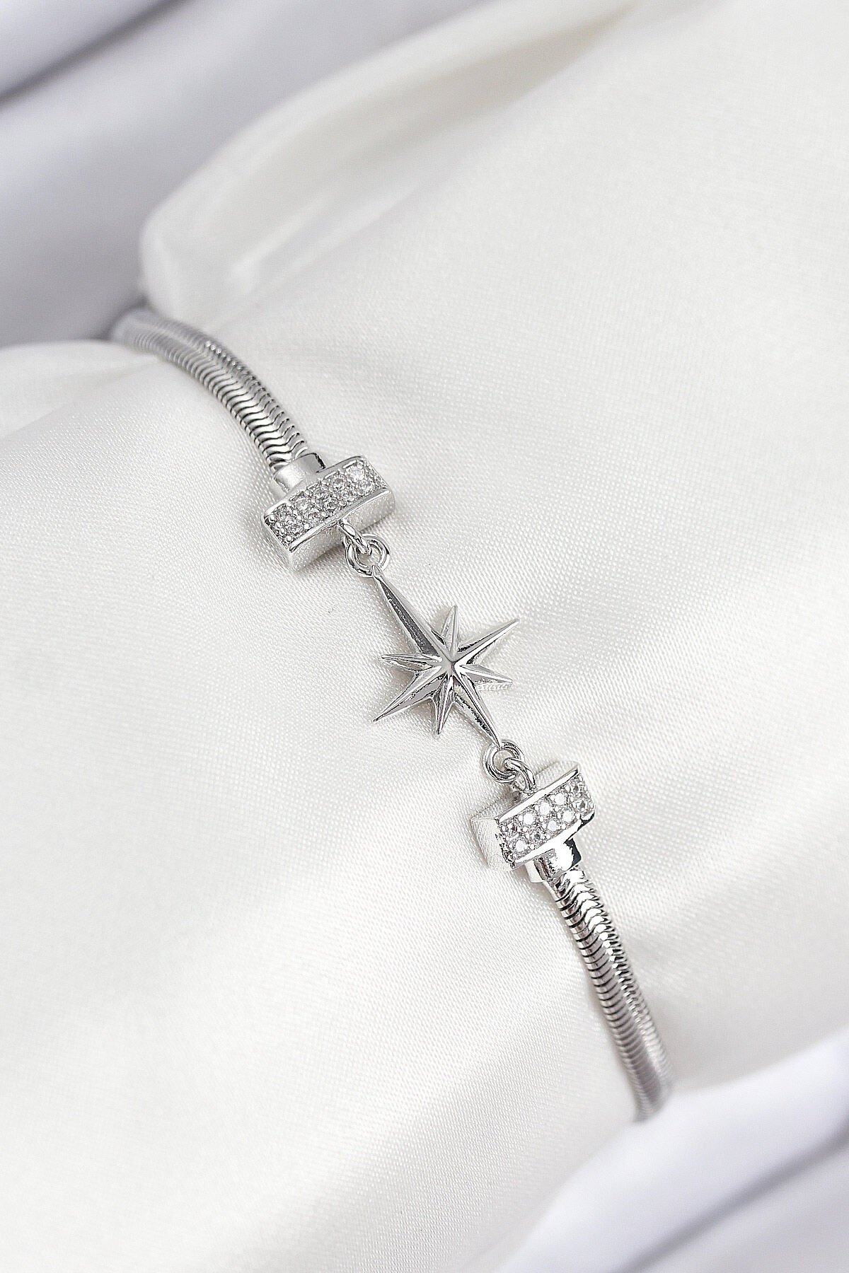 Pirinç Zirkon Taşlı Kutup Yıldızı Model Gümüş Renk Kadın Bileklik