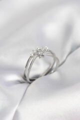 Gümüş Renk İncili Yıldız Model Zirkon Taşlı Kadın Yüzük